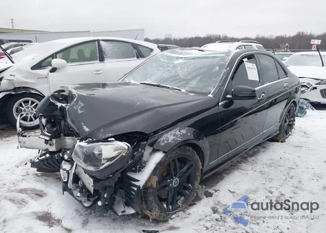 2013 Mercedes-Benz C 300 Sport 4Matic z USA, uszkodzony, nr VIN WDDGF8AB2DR291328